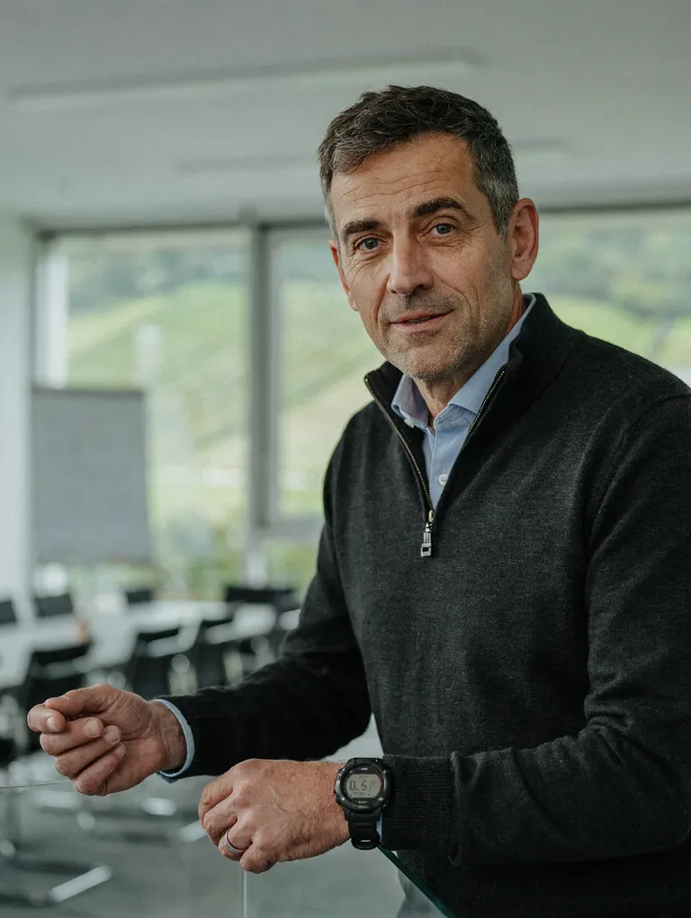 Portrait der synthetischen Persona Roland Steinbauer
